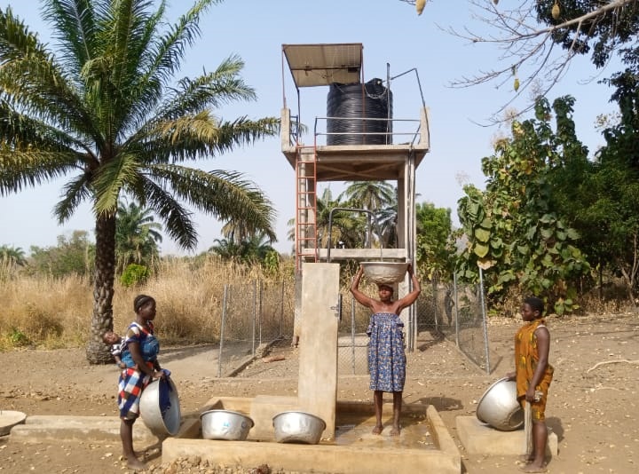 Réalisation d'un poste d'eau autonome sur le forage existant de la maternité de Gbowimè et son raccordement aux bâtiments et de certains forages de pompe à motricité humaine de la commune